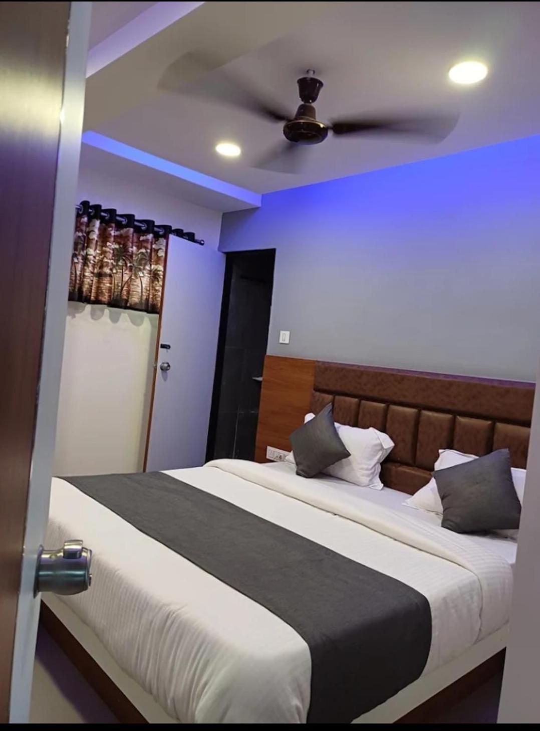 Hotel Anjali Palace 아흐메다바드 외부 사진